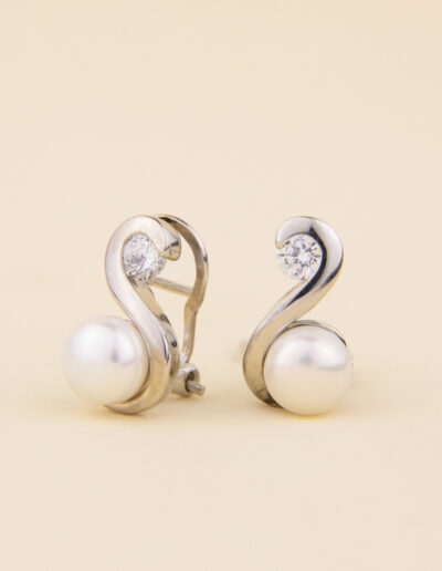 Pendientes de plata diferentes con perla y circonita Curve