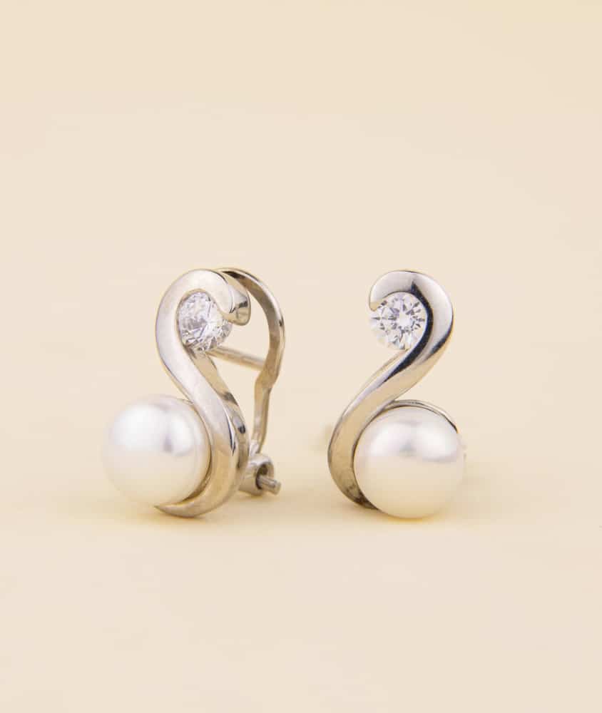Pendientes de plata diferentes con perla y circonita Curve
